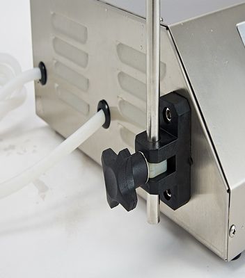 Μικρό ψηφιακό σύστημα ελέγχου 3,2 L/min Μηχανή πλήρωσης υγρού μπουκαλιού για συσκευασία με σακούλα πετρελαίου